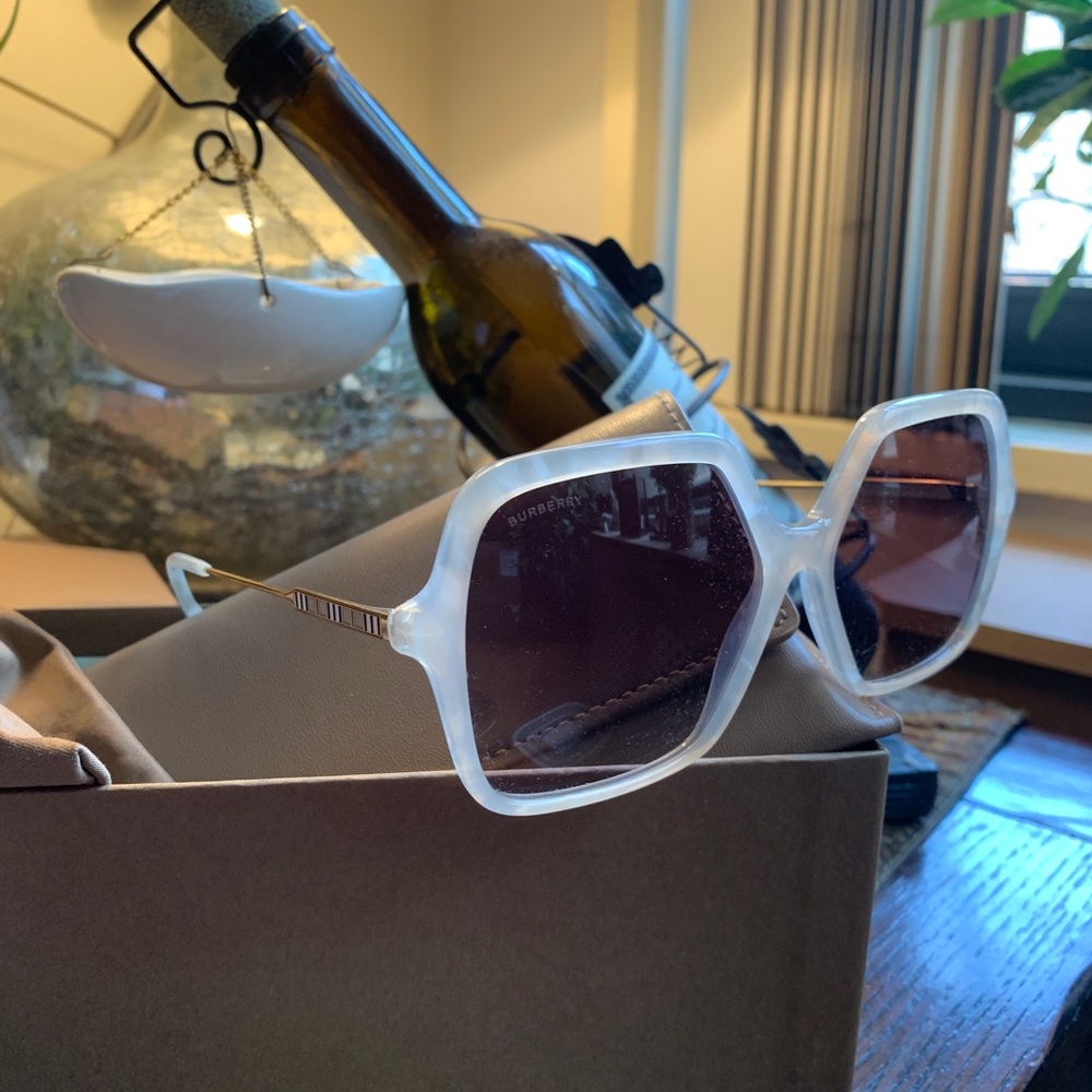 Authentic BURBERRY 59mm Oversized square logo acetate/metal sunglasses - Picture 5 of 15